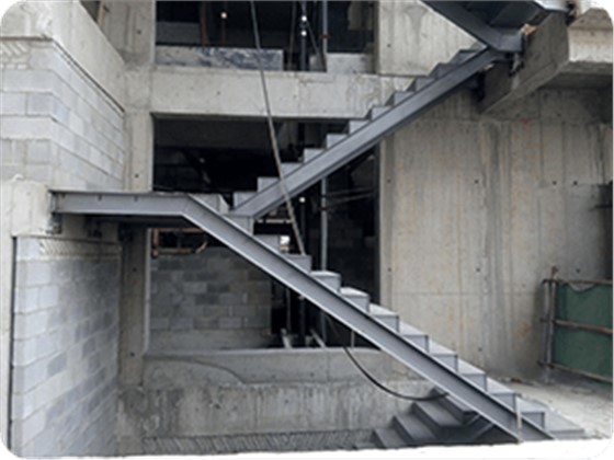 6.钢结构楼梯踏步吊装固定完成.png