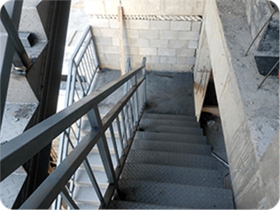 7. 钢结构楼梯扶手拼装焊接.png