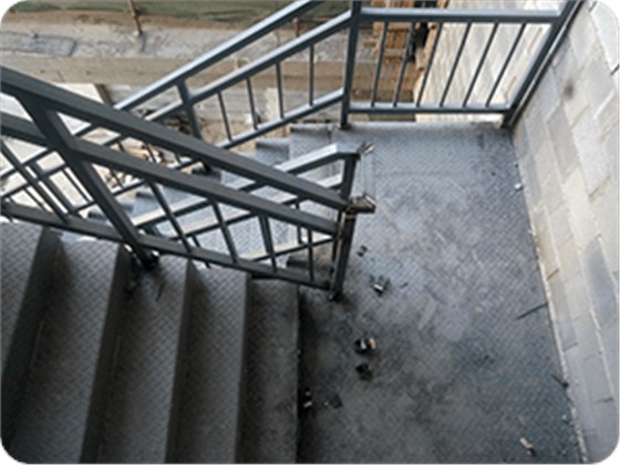 8. 钢结构楼梯扶手拼装焊接.png
