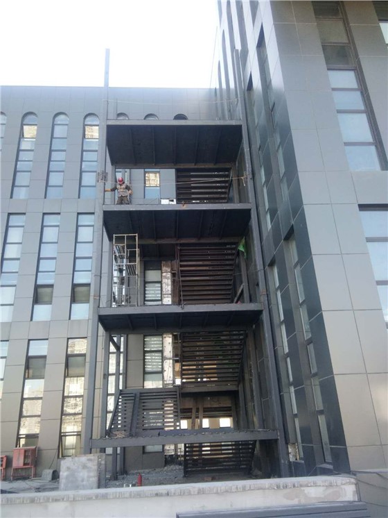 7.焊接完成后补漆.jpg