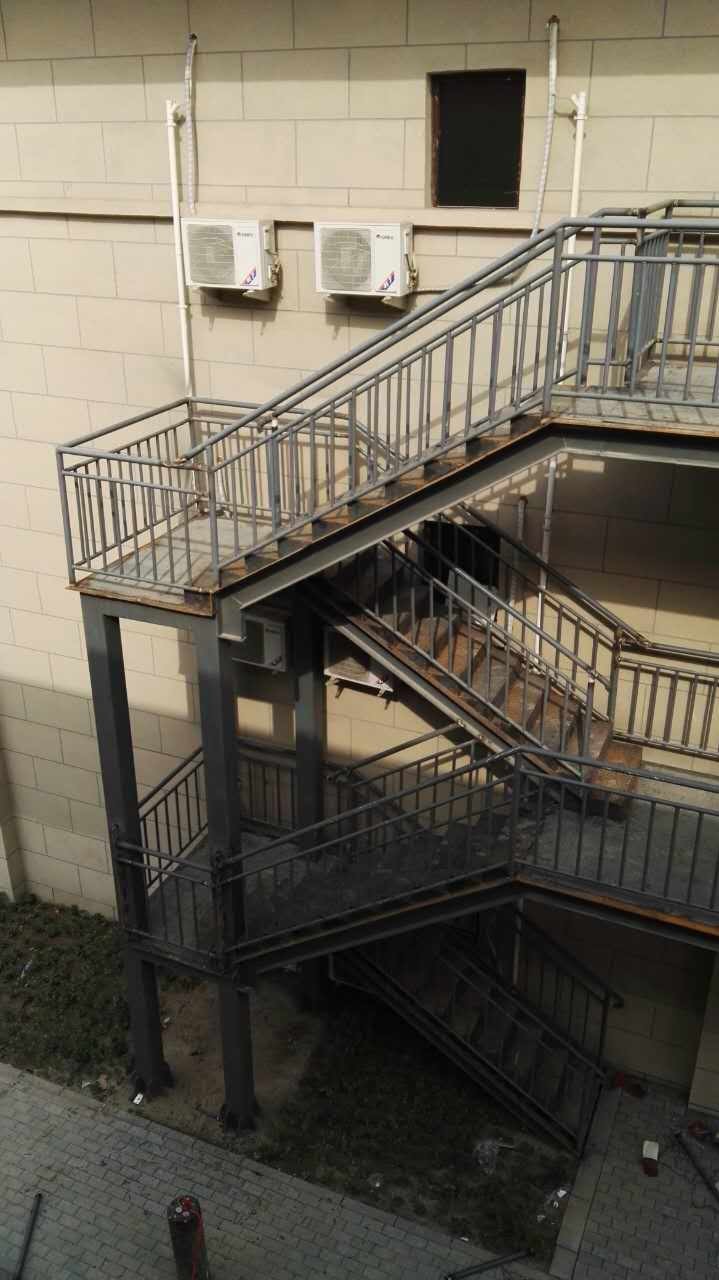 3.楼梯钢架扶手焊接完毕后.jpg