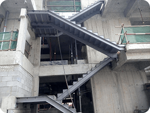 4.钢结构楼梯踏步吊装固定完成.png