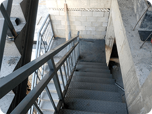 7. 钢结构楼梯扶手拼装焊接.png