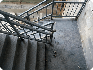 8. 钢结构楼梯扶手拼装焊接.png