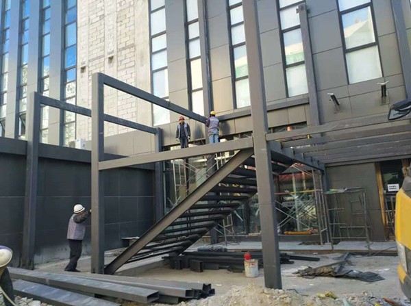 江南集团小红门钢结构消防楼梯工程