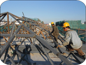6、坡屋面钢结构进行现场拼装焊接，现场除锈及防腐处理.png